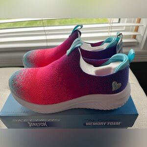 Sketchers Stretch Fit Tennis Shoes